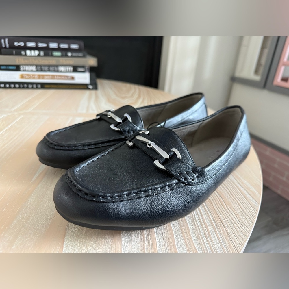 Aerosoles|Women’s Black leather Loafers with silver buckle detail,NEW in 9.5•••